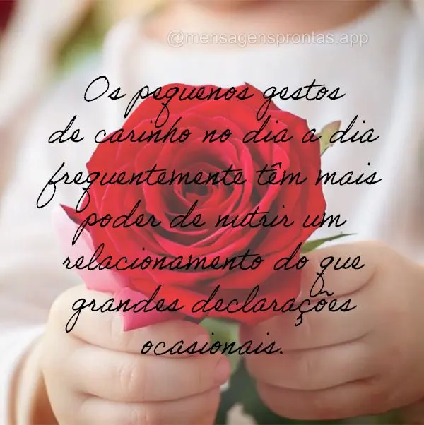 Os pequenos gestos de carinho no dia a dia frequentemente têm mais poder de nutrir um relacionamento do que grandes declarações ocasionais.